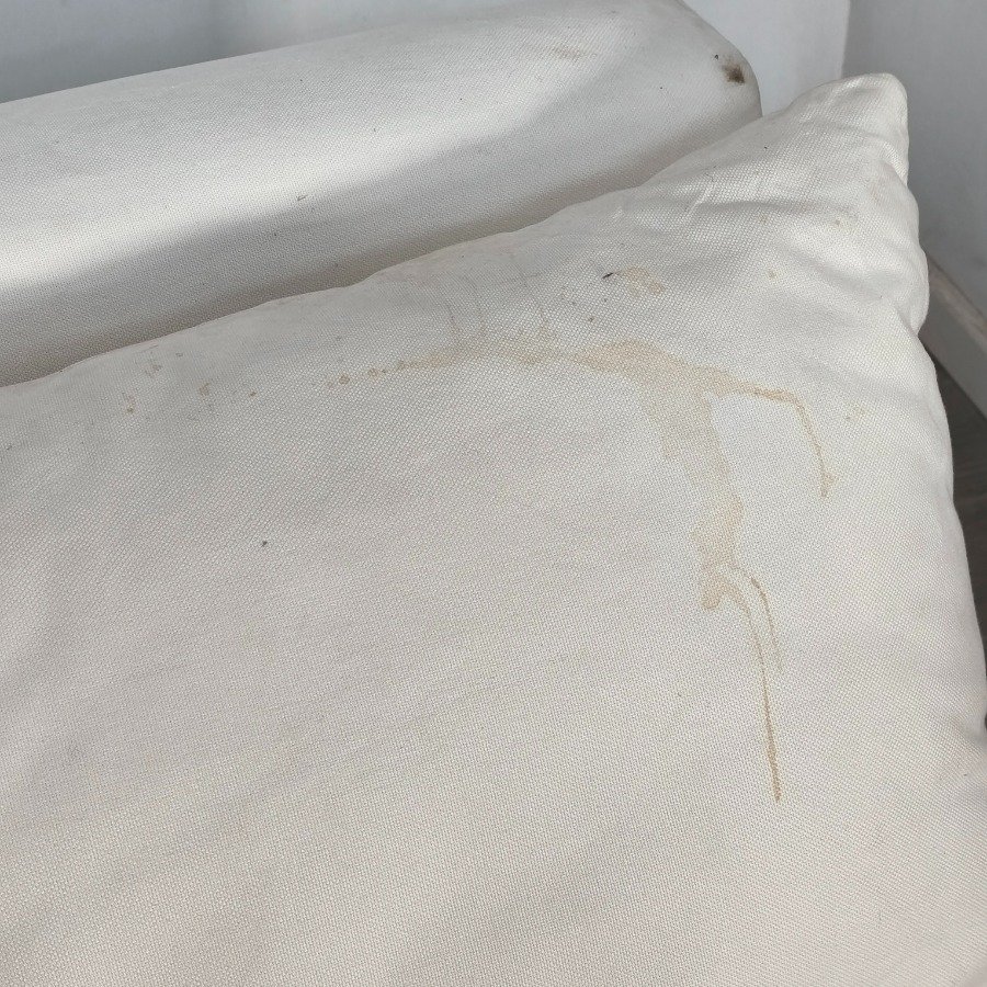 Sillón tipo camastro tapizado en Jean blanco con almohadones y patas de madera - imagen 11