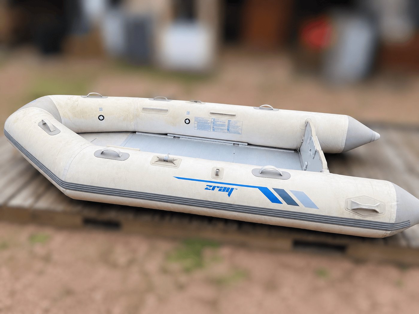 Lote #092 – Bote inflable ZRAY-TM – no cuenta con documentación – 358x160x45cm
