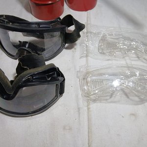 Lote de Accesorios: Pistolas de Lavado, Lentes de Trabajo y Manómetro - imagen 4