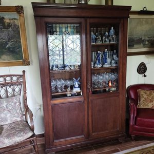 Lote siguiente: Biblioteca Antigua de Madera con Estantes Regulables y Vidrios Biselados