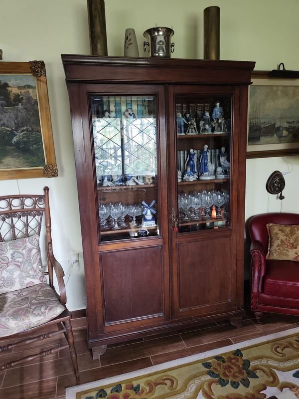 Biblioteca Antigua de Madera con Estantes Regulables y Vidrios Biselados