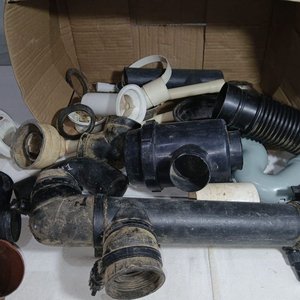 Lote de Sifones y Accesorios de Plomería Usados - imagen 3
