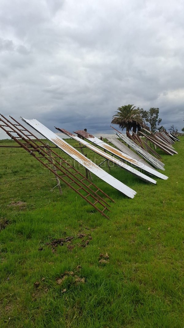 Lote de Chapas Metálicas y Estructuras de Soporte