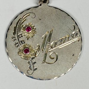 Colgante de Plata con Grabado "Mamá" y Piedras Rojas - imagen 2
