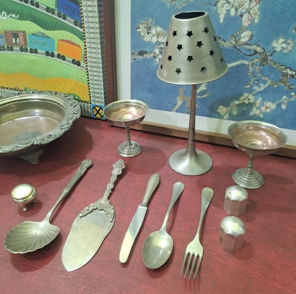 Colección de objetos de plata y melamina con accesorios de mesa y decoración - imagen 2