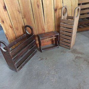 Lote siguiente: Par de Revisteros y Porta Rollo de Madera Rústica