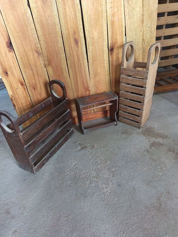 Par de Revisteros y Porta Rollo de Madera Rústica