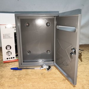 Buzonera Metálica Nueva con Llave y Accesorios - imagen 4