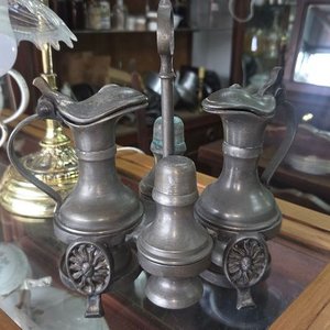 Lote siguiente: Conjunto Antiguo de Peltre con Soporte Metálico