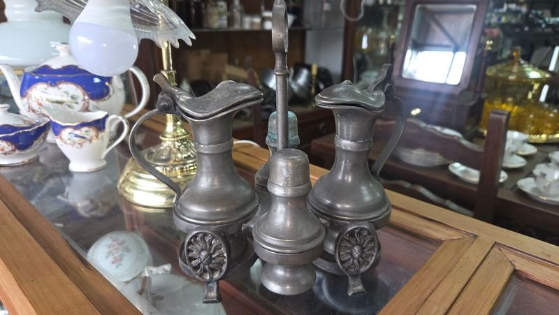 Conjunto Antiguo de Peltre con Soporte Metálico