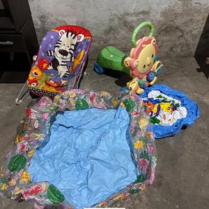Lote anterior: Mecedora de bebé, piscina inflable y andador/correpasillos con diseño de león
