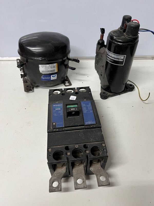 2 Motores de Refrigeración y Llave Térmica Mitsubishi 300A