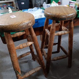 Lote anterior: Set de 2 Taburetes de Madera Rústicos