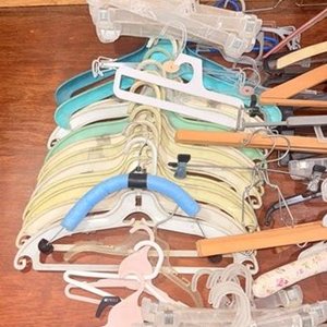 Lote de 72 Perchas de Plástico y Madera de Varios Modelos - imagen 5
