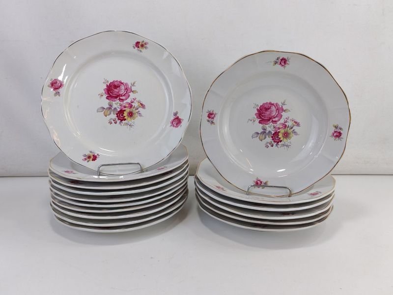 Lote siguiente: Platos de porcelana con diseño floral