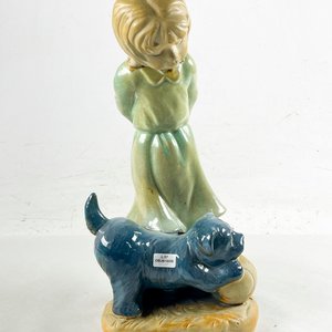 Lote siguiente: Figura de Porcelana: Niño con Perro y Pelota, 42 cm