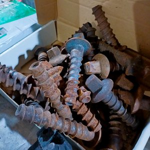 25 Tornillos de Rieles Ferroviarios Antiguos Oxidados - imagen 2