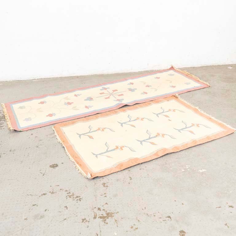 Lote anterior: Par de alfombras kilim: caminero y alfombra, fondos marfil con borde rojo y celeste