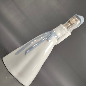 Figura de Porcelana Española M. Requena Mujer con Sombrero y Lazo Azul - imagen 4