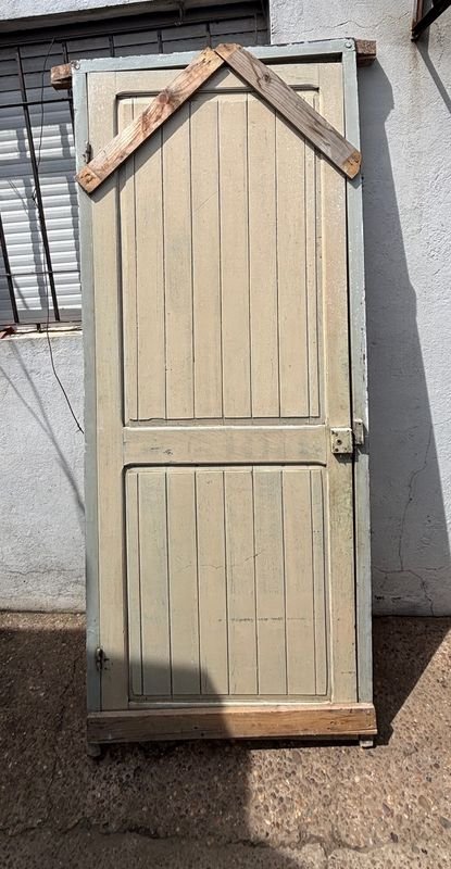 Puerta de Madera Entablerada con Cerradura Antigua