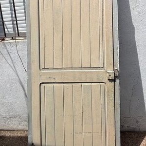 Lote siguiente: Puerta de Madera Entablerada con Cerradura Antigua