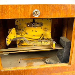 Reloj de Sobremesa de Madera con Llave - imagen 5