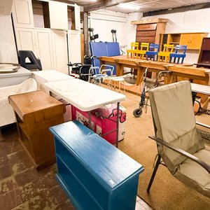 Lote anterior: Lote de Muebles y Ayudas de Movilidad: Sillas, Escritorio, Andador y Silla de Ruedas