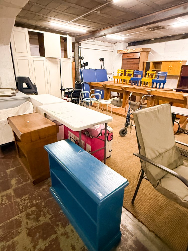 Lote de Muebles y Ayudas de Movilidad: Sillas, Escritorio, Andador y Silla de Ruedas