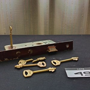 Lote siguiente: Cerradura Metálica Antigua con Juego de Llaves Doradas