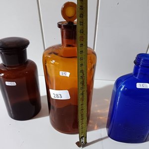 Tres Frascos Antiguos de Farmacia de Vidrio Ámbar y Azul - imagen 7