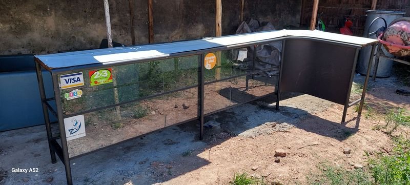 Gran mostrador o barra en hierro y vidrio para decoración - imagen 3