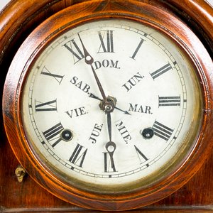 Reloj de Pared con Calendario y Péndulo en Caja de Madera - imagen 4