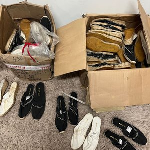 Lote de más de 60 pares de alpargatas con suela de yute, pantuflas y calzado variado - imagen 2