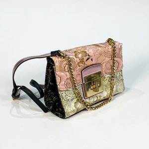 Cartera Moderna Rosa, Negra y Gris con Decoración Floral y Metal Dorado - imagen 1