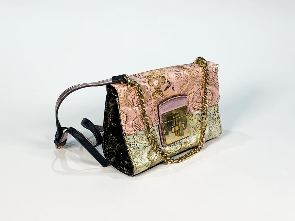 Cartera Moderna Rosa, Negra y Gris con Decoración Floral y Metal Dorado