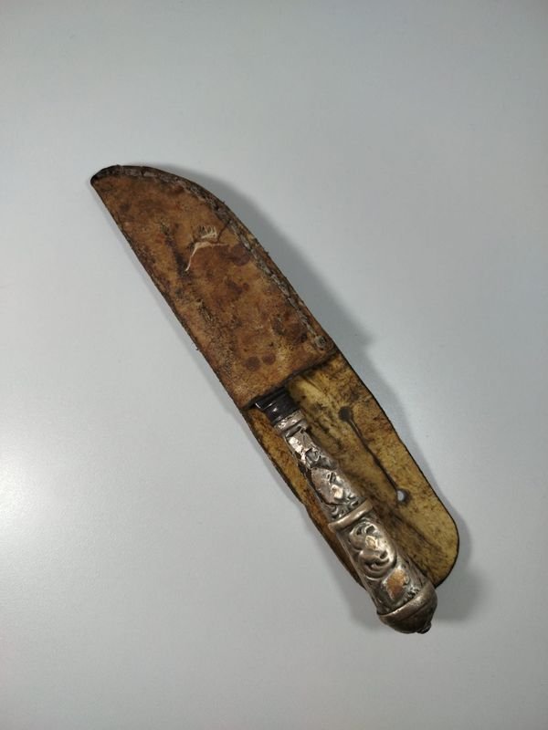 Cuchillo antiguo de acero al carbono con cabo de plata y oro - imagen 3