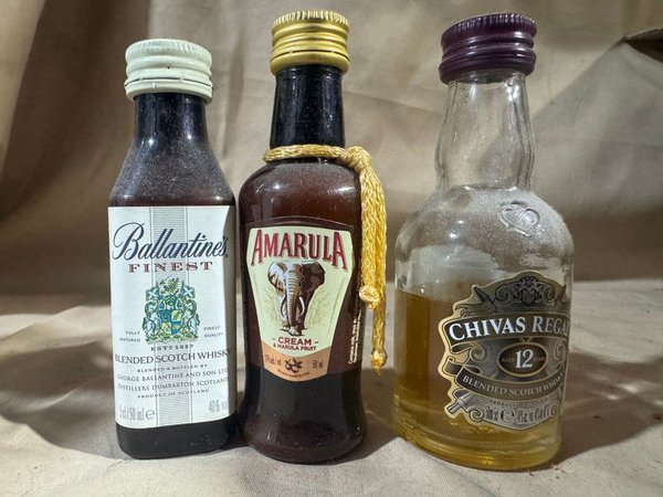 Lote de 3 Botellas Miniatura de Licores Varios: Ballantine's, Amarula y Chivas Regal - imagen 1