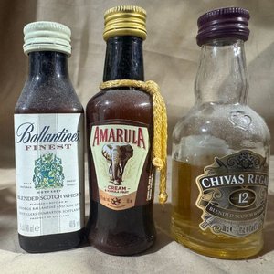 Lote de 3 Botellas Miniatura de Licores Varios: Ballantine's, Amarula y Chivas Regal - imagen 1