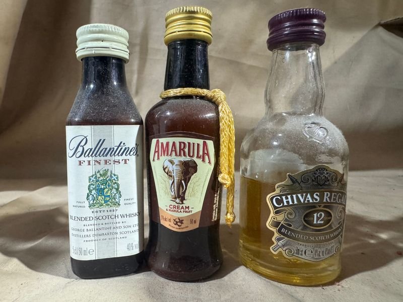 Lote de 3 Botellas Miniatura de Licores Varios: Ballantine's, Amarula y Chivas Regal