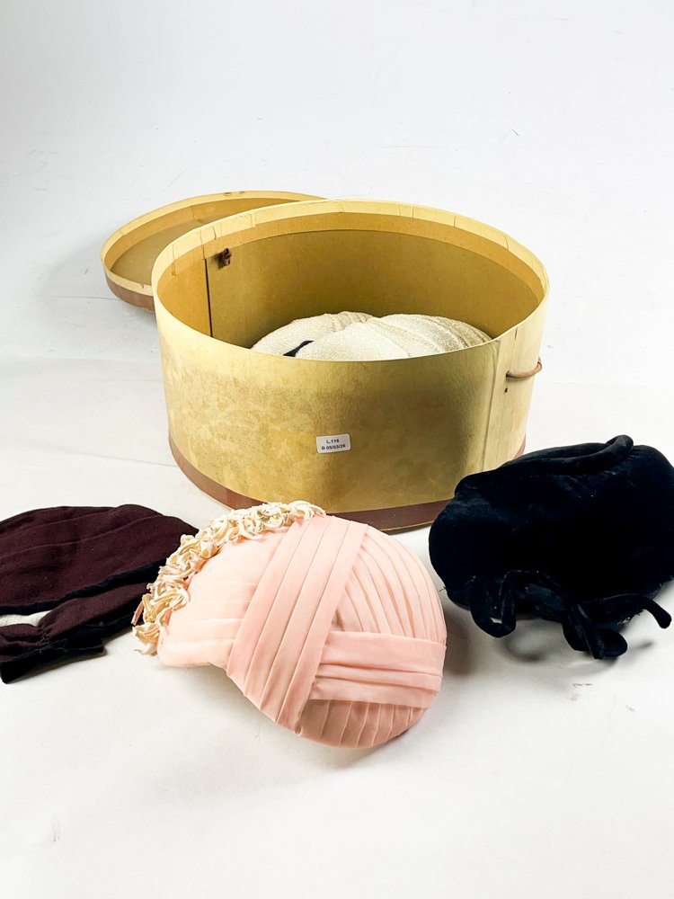 Lote siguiente: Sombrerera con 5 sombreros