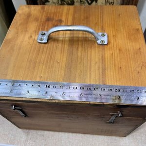 Caja Antigua de Madera con Tapa, Manija y Cierres Metálicos - imagen 9