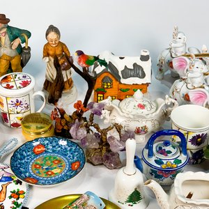 Lote de Adornos: Figuras de Porcelana, Máscaras, Elefantes, Jarras y Más - imagen 4