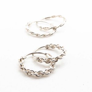 Dos Pares de Arracadas de Plata con Diseño Trenzado - imagen 2