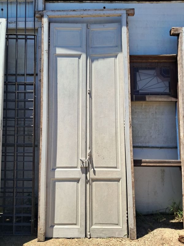 Puertas antiguas de madera con ventanas y barras metálicas - imagen 2