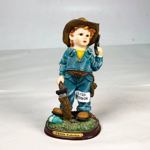 Figura de niño vaquero con arma y base de madera, D'Roma Collection - imagen 2