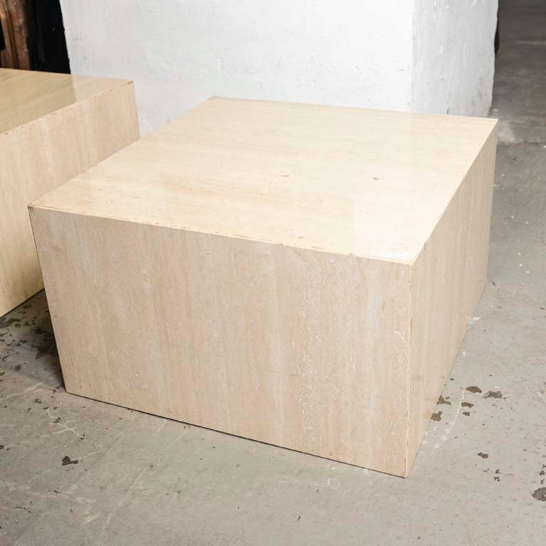 Mesa de living en mármol travertino con detalles en las aristas - imagen 1