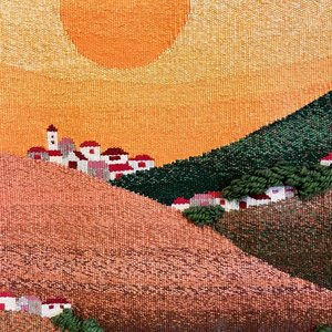 Tapiz Artesanal de Casas en la Montaña al Atardecer - imagen 2