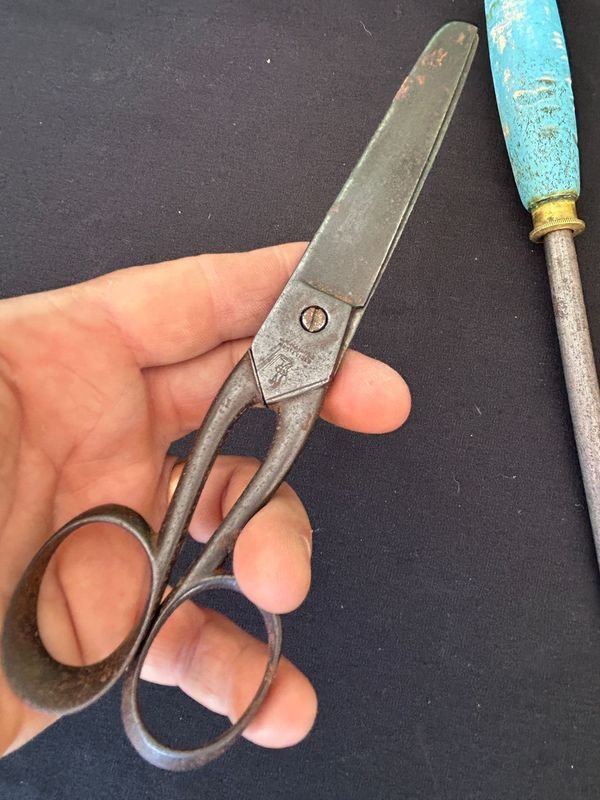 Lote siguiente: Tijeras antiguas y silla de mano