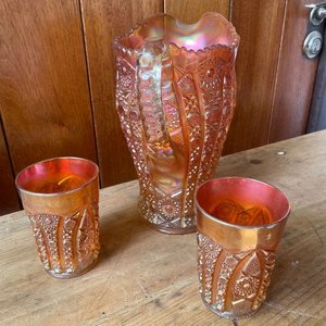 HERMOSA JARRA VIDRIO GRUESO CON RELIEVES Y COLORES CON DOS VASOS IDENTICOS CON RELIEVE - imagen 2