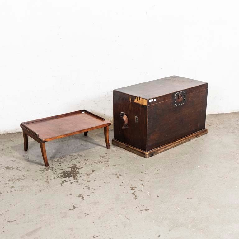 Lote anterior: Baúl de madera y mesita desayunadora plegable